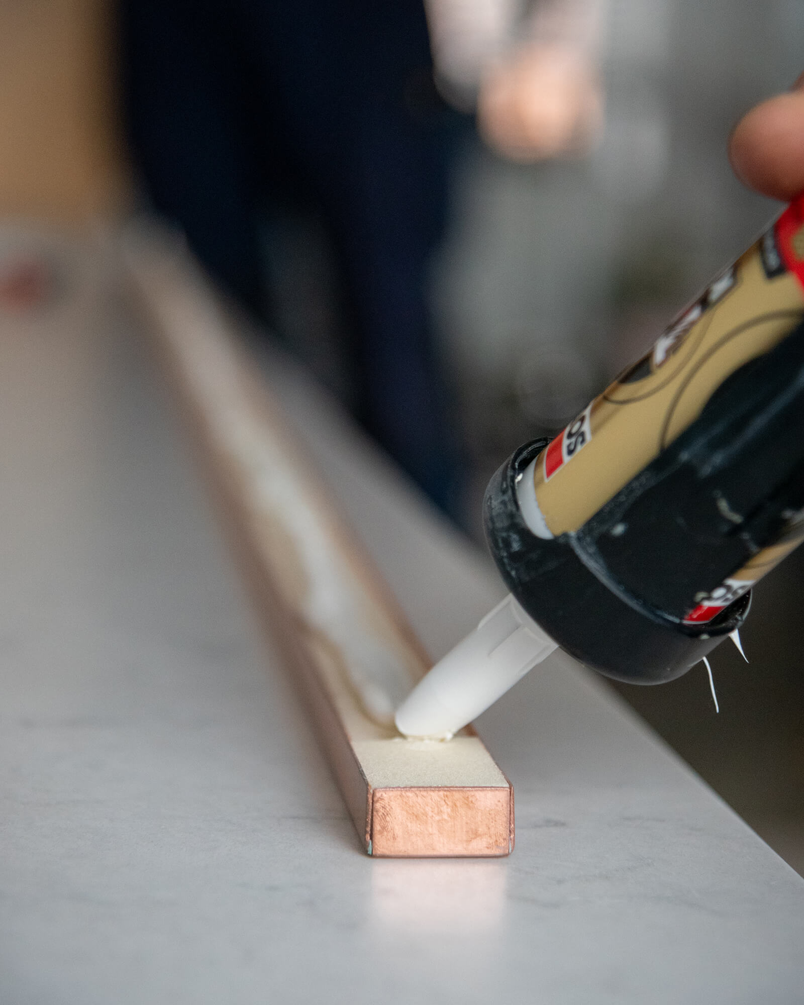 Poradnik Instalacja dekorow z miedzi 01 | Copper Philosophy Nakładanie kleju montażowego na dekor miedziany.