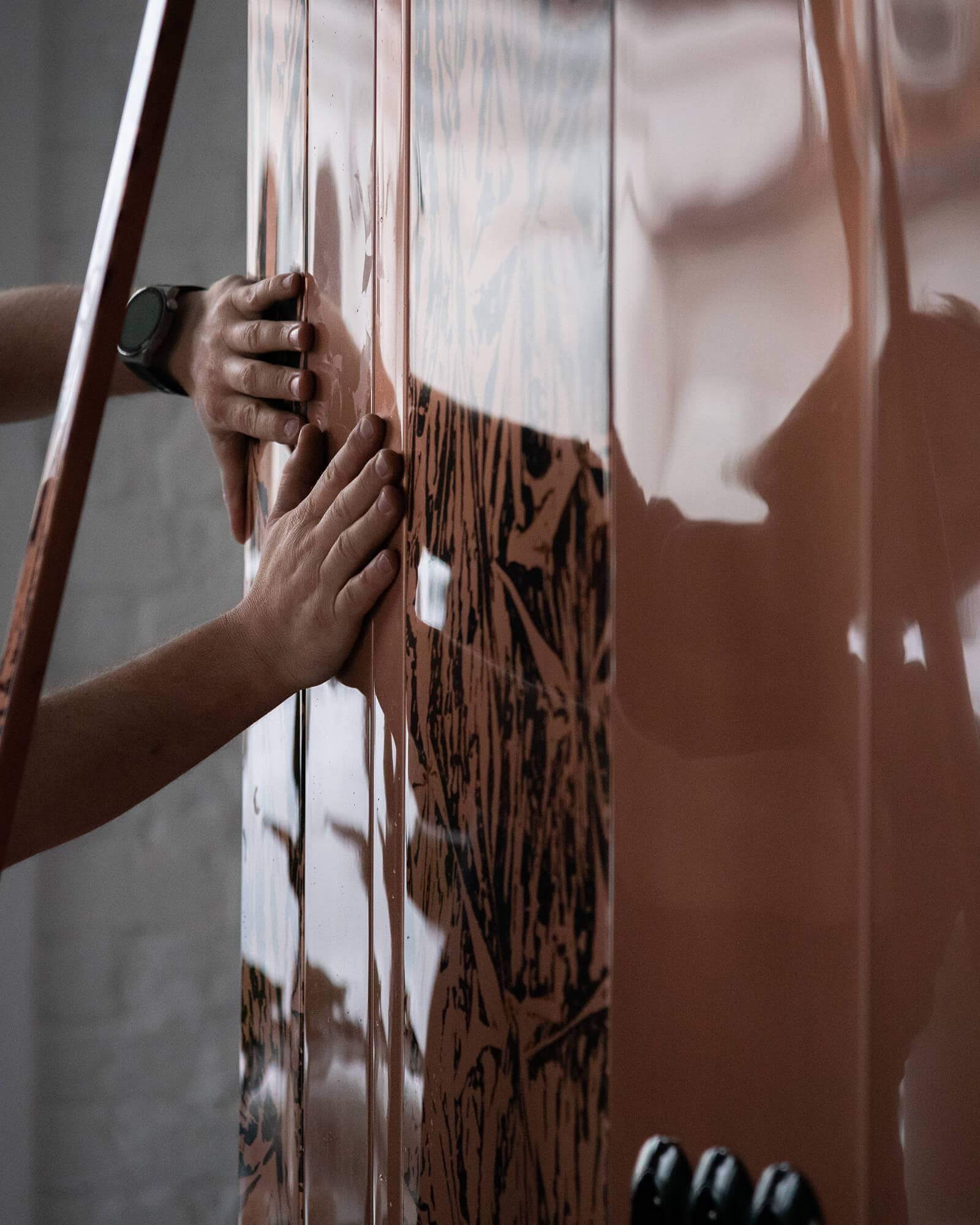 Poradnik Instalacja dekorow z miedzi 08 | Copper Philosophy Bezfugowy montaż płytek miedzianych.