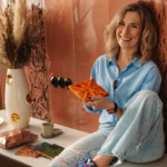 Hanny Pietras w kuchni z miedzianymi płytkami - Copper Philosophy