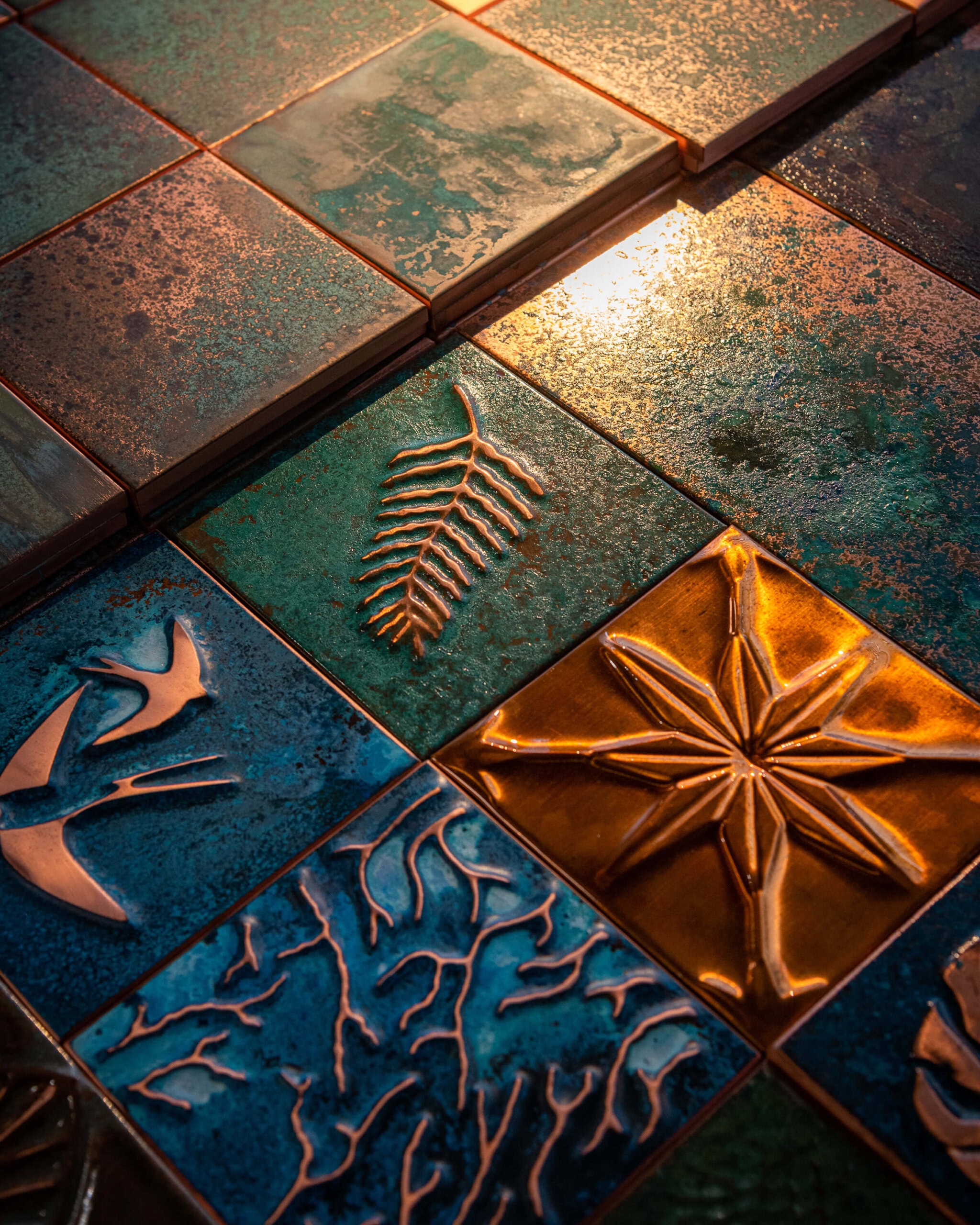 OKLADKA 1 scaled | Producent płyt i dekorów z miedzi Copper Philosophy Nowoczesne oblicze rzemiosła. Dlaczego handmade znów jest luksusem?